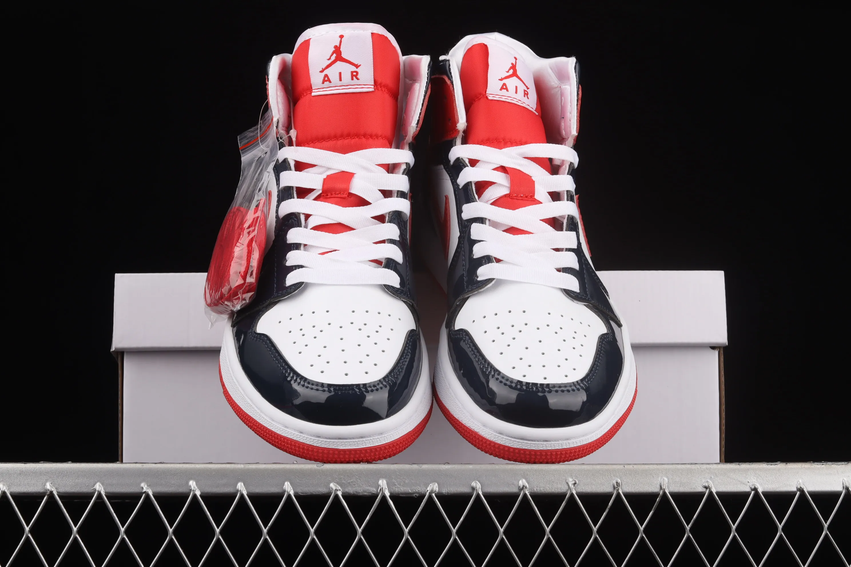 All categories Air Jordan Jordan series basketball shoes Air Jordan 1 Mid Air Jordan 1 Mid AJ1 Joe 1 patent leather color matching mid-top cultural basketball shoes DJ5984-400